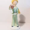 Figurine en résine et peinte à la main du petit prince et la rose. Personnages imaginés par St Exupéry qui nous plonge dans l'univers magique et poétique. 