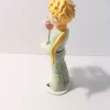 Figurine en résine et peinte à la main du petit prince et la rose. Personnages imaginés par St Exupéry qui nous plonge dans l'univers magique et poétique. 