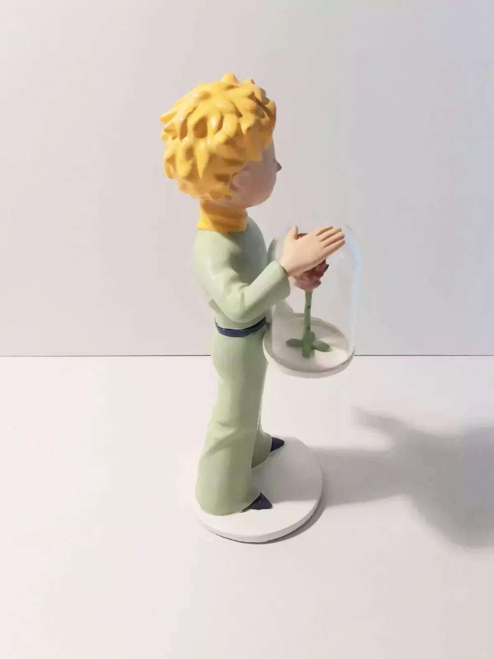 Figurine en résine et peinte à la main du petit prince et la rose. Personnages imaginés par St Exupéry qui nous plonge dans l'univers magique et poétique. 