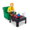 Figurine reproduisant fidèlement Tintin prenant le thé réalisée avec une nouvelle résine aux couleurs éclatantes.