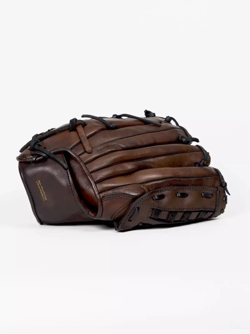 Ce gant de baseball rétro en cuir main gauche est fabriqué artisanalement et en séries limitées dans un atelier qui perpétue les savoir-faire de l'époque des pionniers du sport moderne.