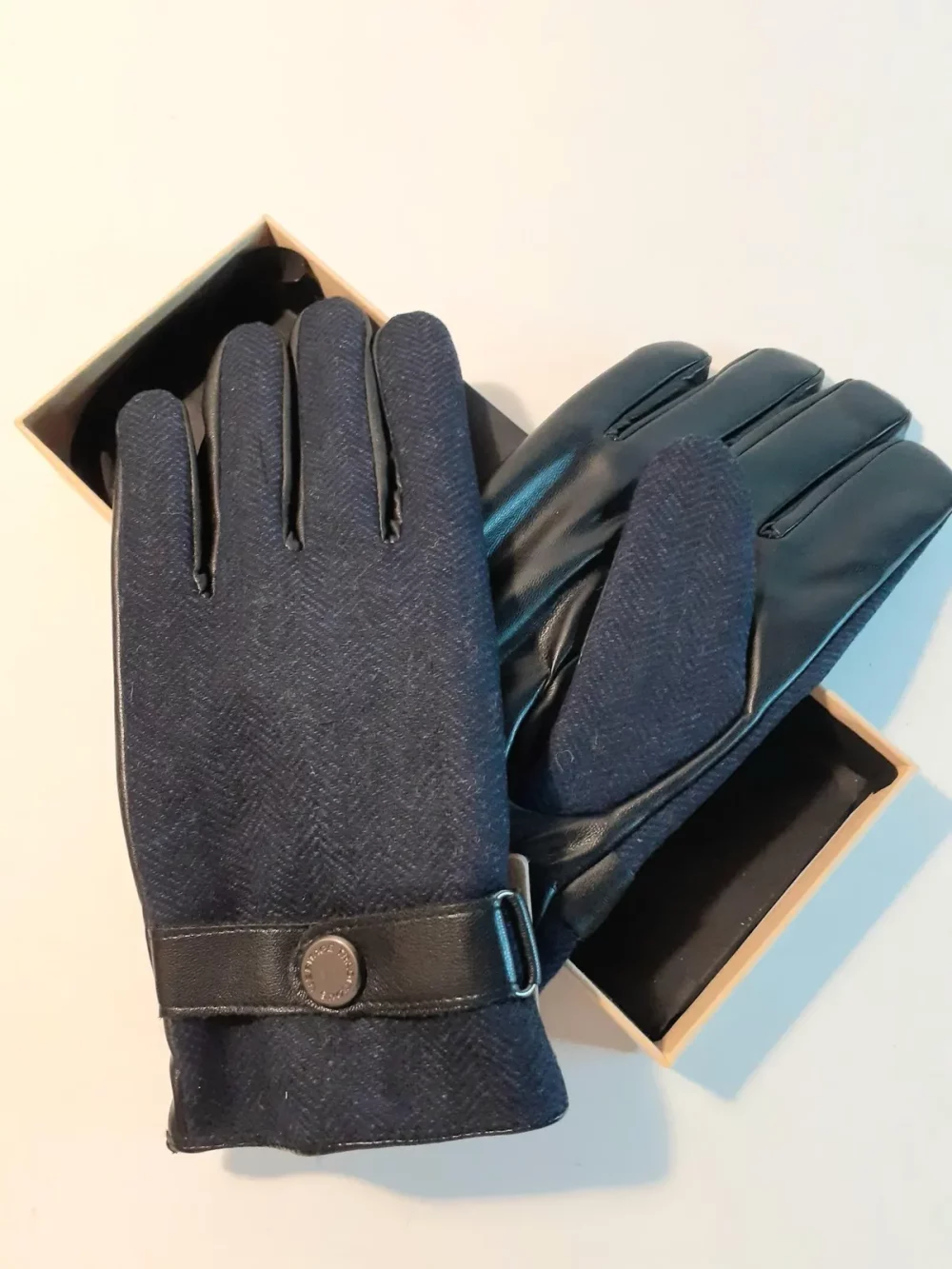 Restez au chaud et élégant avec nos gants en tweed. Confectionnés dans un tweed de laine mélangée et dotés d’une bordure en similicuir doux. Gants en tweed bleu foncé pour hommes. Poignet élastique pour un ajustement confortable. Taille unique. Matière : 50% laine - 50% polyester.