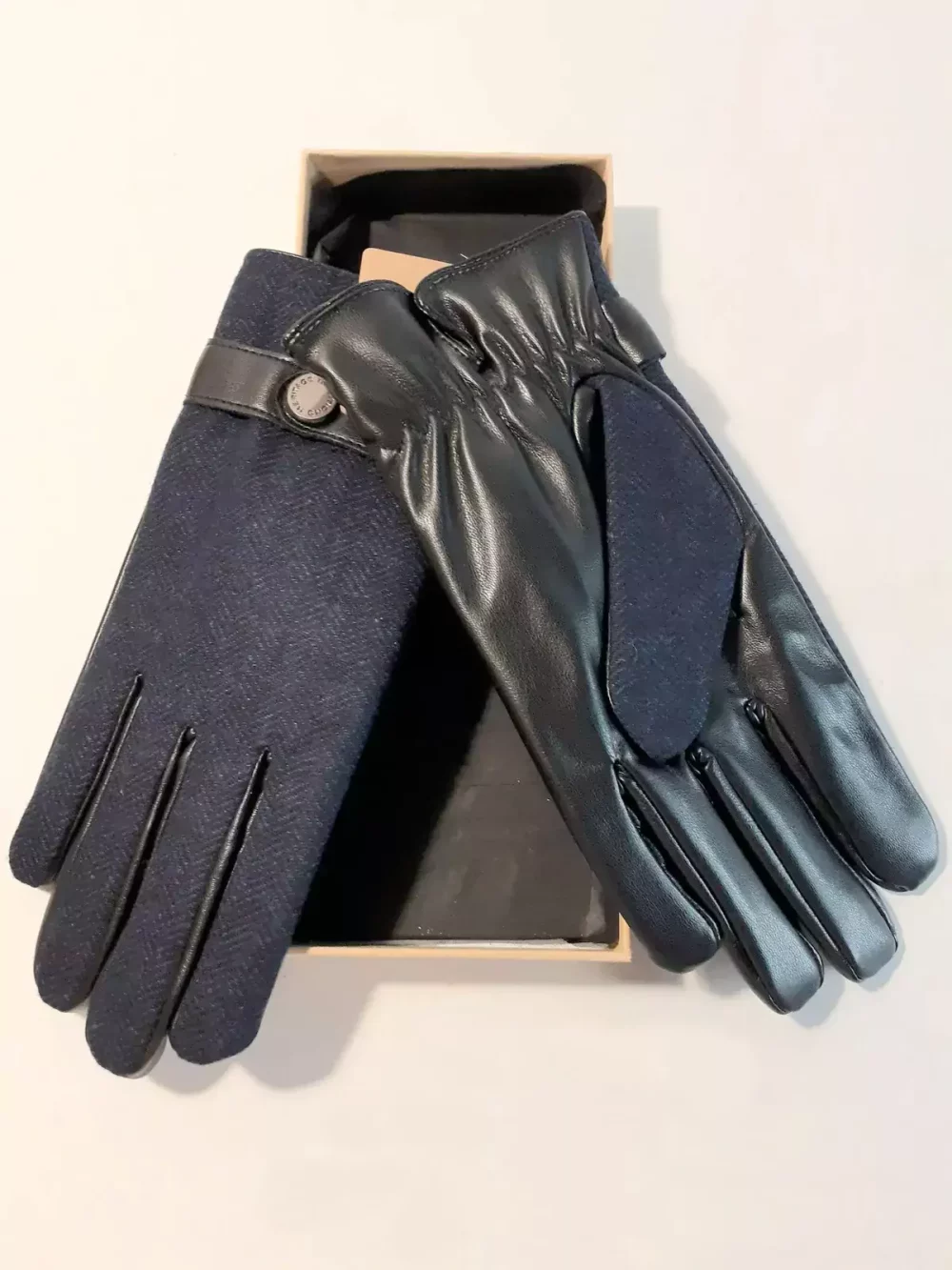 Restez au chaud et élégant avec nos gants en tweed. Confectionnés dans un tweed de laine mélangée et dotés d’une bordure en similicuir doux. Gants en tweed bleu foncé pour hommes. Poignet élastique pour un ajustement confortable. Taille unique. Matière : 50% laine - 50% polyester.