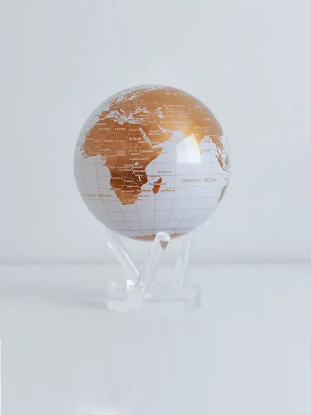 Ce globe terrestre blanc et or vous plaira certainement. Un spectacle à voir, la carte présente une toile océanique d’un blanc éclatant, décorée de lignes nettes, de détails en forme de crayon et de continents dorés qui scintillent à la lumière.