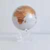 Ce globe terrestre blanc et or vous plaira certainement. Un spectacle à voir, la carte présente une toile océanique d’un blanc éclatant, décorée de lignes nettes, de détails en forme de crayon et de continents dorés qui scintillent à la lumière.