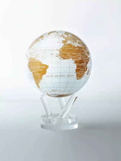 Ce globe terrestre blanc et or vous plaira certainement. Un spectacle à voir, la carte présente une toile océanique d’un blanc éclatant, décorée de lignes nettes, de détails en forme de crayon et de continents dorés qui scintillent à la lumière.