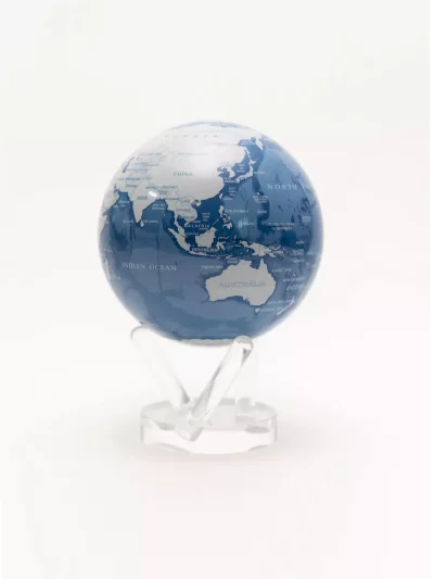 Globe bleu et argent, embrassée par des eaux d’un bleu profond, cette carte du monde modernisée a été conçue pour être admirée. Les masses terrestres argentées hautement luminescentes améliorent la lisibilité pour une lecture plus intuitive de la carte.