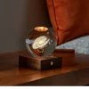 La collection de veilleuses boule de cristal ambrée est conçue pour ajouter une touche d’émerveillement à votre espace.