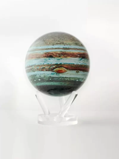 Le MOVA Globe Jupiter utilise des images de la NASA, vous permettant d’obtenir une vue rapprochée de la plus grande planète de notre système solaire.