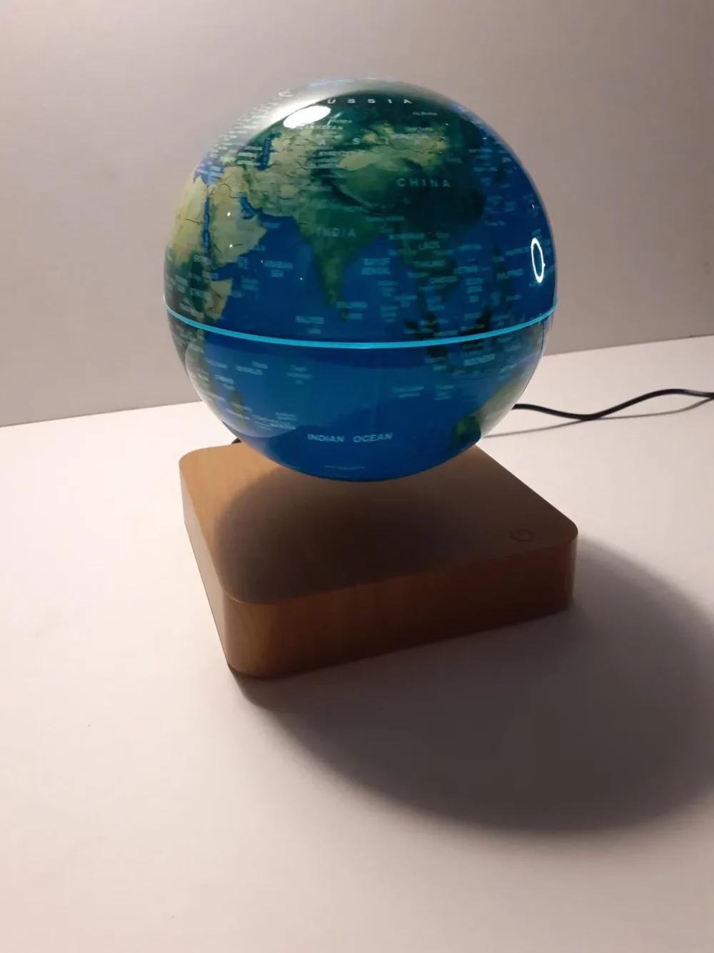 Ce globe représentant la Terre en lévitation au-dessus de son socle en bois émerveillera à coup sûr ses observateurs. Il diffuse par rétroéclairage interne une lumière radiale tamisée. Ce globe lumineux est une application parfaite de l'électromagnétisme : la sustentation dans les airs d'une part et la lumière générée à l'intérieur du globe par induction électrique d'autre part.