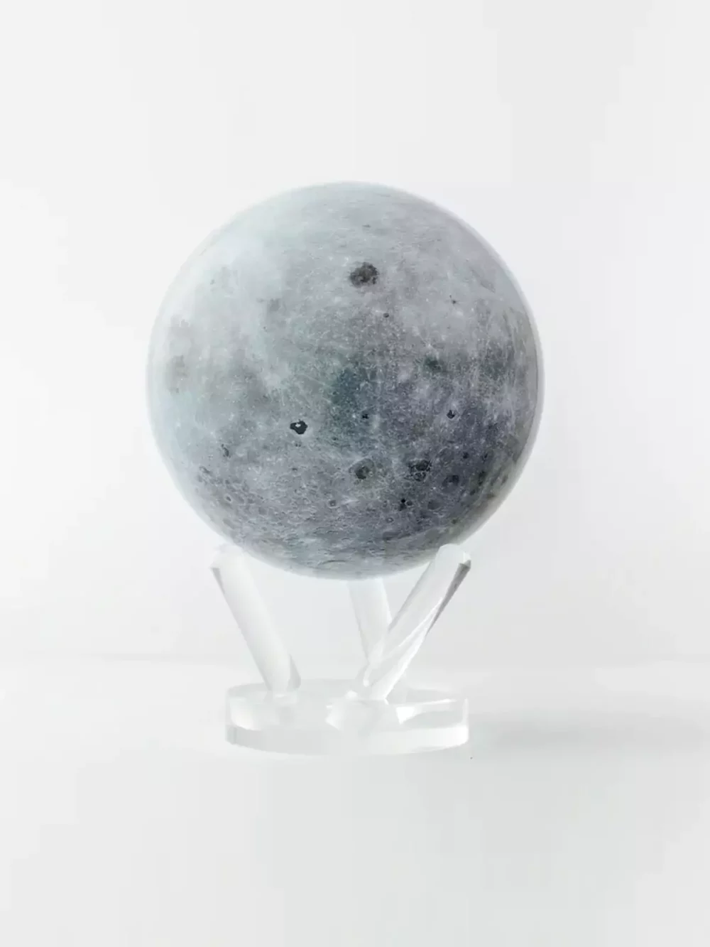 Le MOVA Globe Lune créé à partir d’images de la lune à partir des photographies de la NASA, ce qui lui donne un niveau exceptionnel de réalisme.