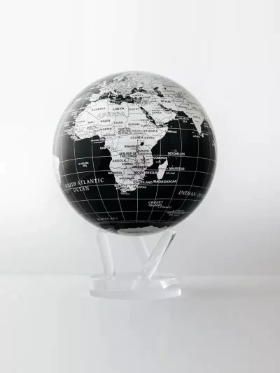 À la fois spectaculaire et simple, ce globe présente une carte du monde en argent au milieu d’une mer d’un noir profond. Pour les collectionneurs.