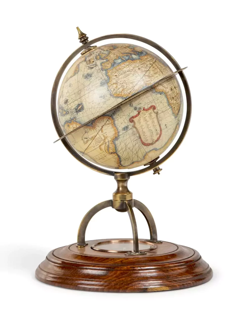 Le Globe terrestre est merveilleusement construit en papier comprend une véritable reproduction d'une boussole « sèche » du XVIIe siècle. Support en bronze et bois. Douze bandes de papier appliquées sur le globe sont imprimées d'après des originaux dessinés par Gerardus Mercator, l'inventeur de la projection Mercator, utilisée du XVIe siècle jusqu'au milieu du XXe siècle