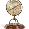 Le Globe terrestre est merveilleusement construit en papier comprend une véritable reproduction d'une boussole « sèche » du XVIIe siècle. Support en bronze et bois. Douze bandes de papier appliquées sur le globe sont imprimées d'après des originaux dessinés par Gerardus Mercator, l'inventeur de la projection Mercator, utilisée du XVIe siècle jusqu'au milieu du XXe siècle