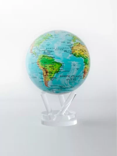 Le MOVA Globe Relief Map évoque les océans d’un bleu vif combinés à des ombres et des codes couleur afin représenter les propriétés topographiques uniques de la Terre.