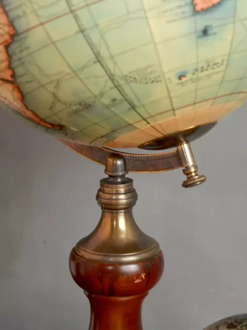 Globe terrestre vintage avec des gores appliqués à la main et reproduits à partir des cartes gravées du célèbre cartographe hollandais Gerardus Mercator de 1541. Réalisées en coopération avec la Bibliothèque royale de Bruxelles. Scientifique, décoratif, historique…