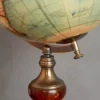 Globe terrestre vintage avec des gores appliqués à la main et reproduits à partir des cartes gravées du célèbre cartographe hollandais Gerardus Mercator de 1541. Réalisées en coopération avec la Bibliothèque royale de Bruxelles. Scientifique, décoratif, historique…