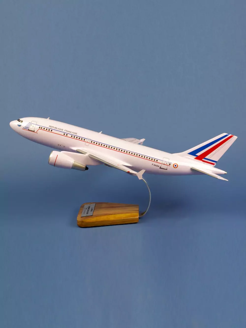 Maquette d'avion Airbus A310 Esterel F-RADA . Maquette artisanale de décoration en bois massif. Sculptée et peinte à la main.