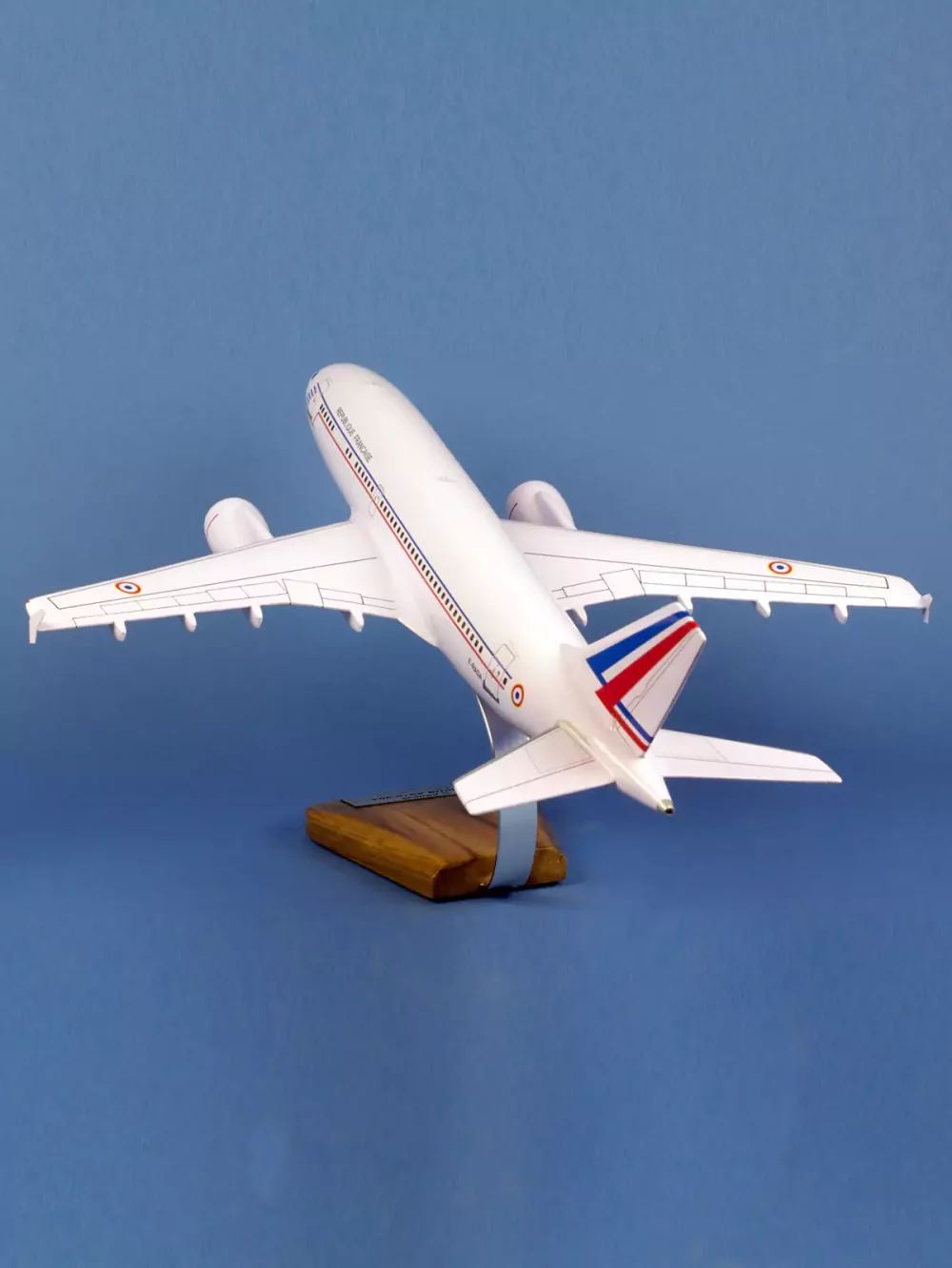 Maquette d'avion Airbus A310 Esterel F-RADA . Maquette artisanale de décoration en bois massif. Sculptée et peinte à la main.