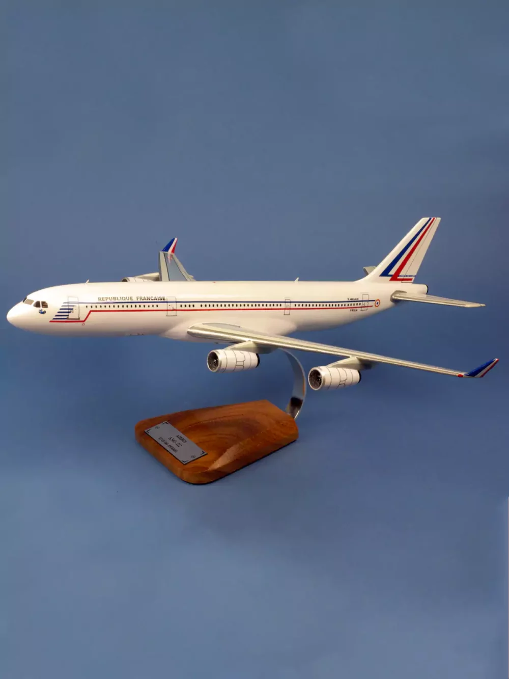 Maquette d'avion Airbus A340 Esterel F-RAJA . Maquette artisanale de décoration en bois massif. Sculptée et peinte à la main.