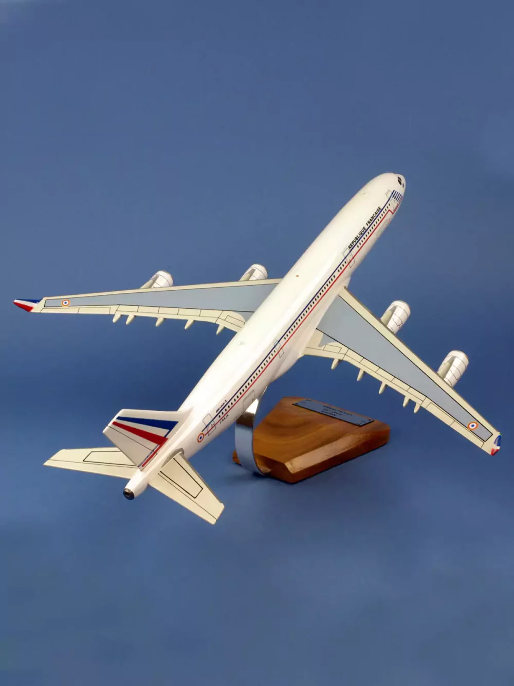 Airbus A340 Esterel F-RAJA . Maquette artisanale de décoration en bois massif. Sculptée et peinte à la main.