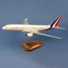 Maquette d'avion Airbus A330-223 ‘Présidentiel’ . Maquette artisanale de décoration en bois massif. Sculptée et peinte à la main.