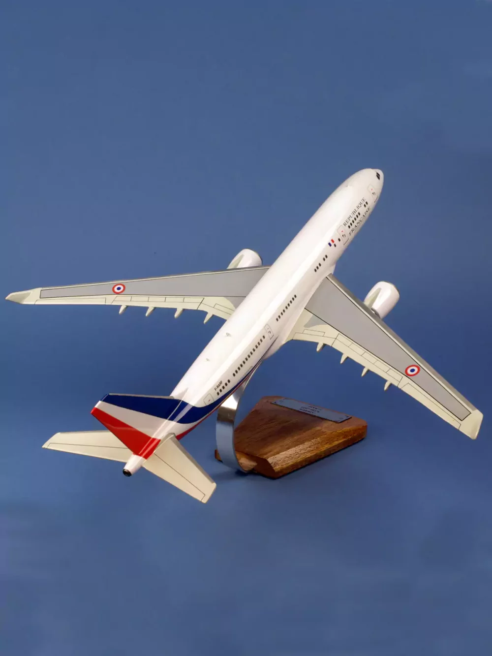 Maquette d'avion Airbus A330-223 ‘Présidentiel’ . Maquette artisanale de décoration en bois massif. Sculptée et peinte à la main.