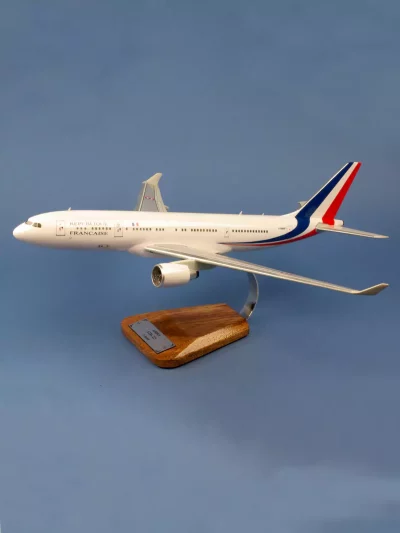 Maquette d'avion Airbus A330-223 ‘Présidentiel’ . Maquette artisanale de décoration en bois massif. Sculptée et peinte à la main.