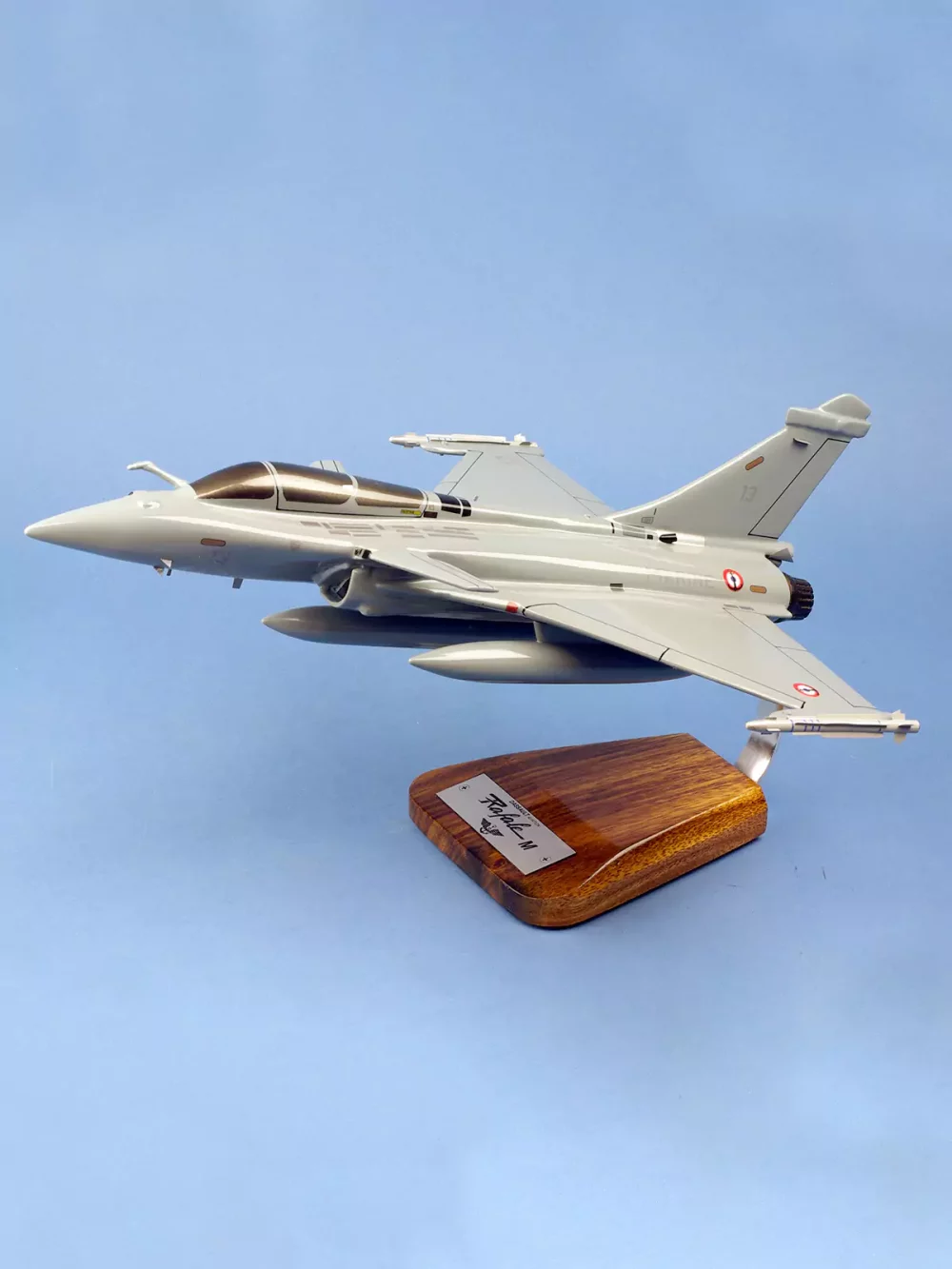 Maquette d'avion Rafale M Aéronavale. Maquette artisanale de décoration en bois massif. Sculptée et peinte à la main. Fournit avec un socle en bois