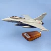 Maquette d'avion Rafale M Aéronavale. Maquette artisanale de décoration en bois massif. Sculptée et peinte à la main. Fournit avec un socle en bois