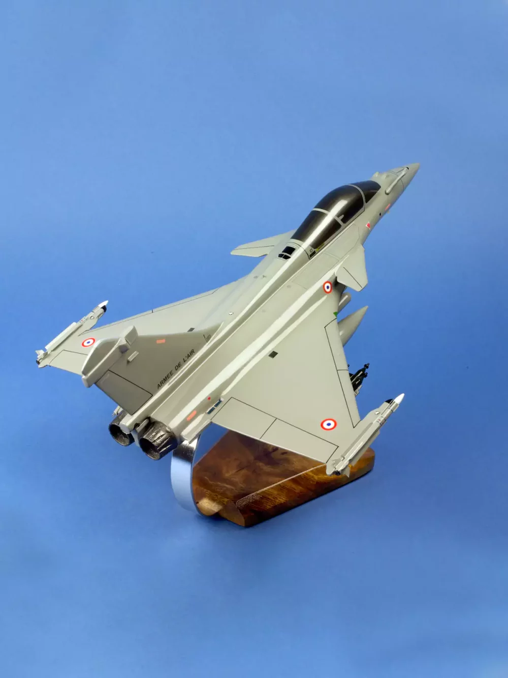 Maquette d'avion Rafale M Aéronavale. Maquette artisanale de décoration en bois massif. Sculptée et peinte à la main. Fournit avec un socle en bois