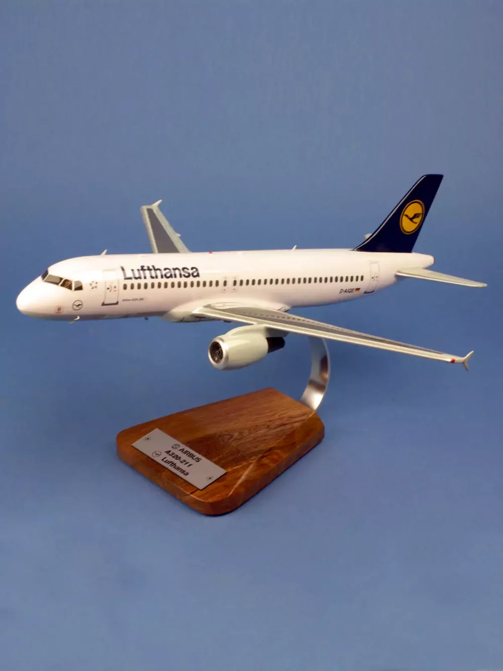 Maquette d'avion Airbus A320-200 Lufthansa . Maquette artisanale de décoration en bois massif. Sculptée et peinte à la main.