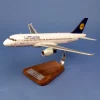 Maquette d'avion Airbus A320-200 Lufthansa . Maquette artisanale de décoration en bois massif. Sculptée et peinte à la main.