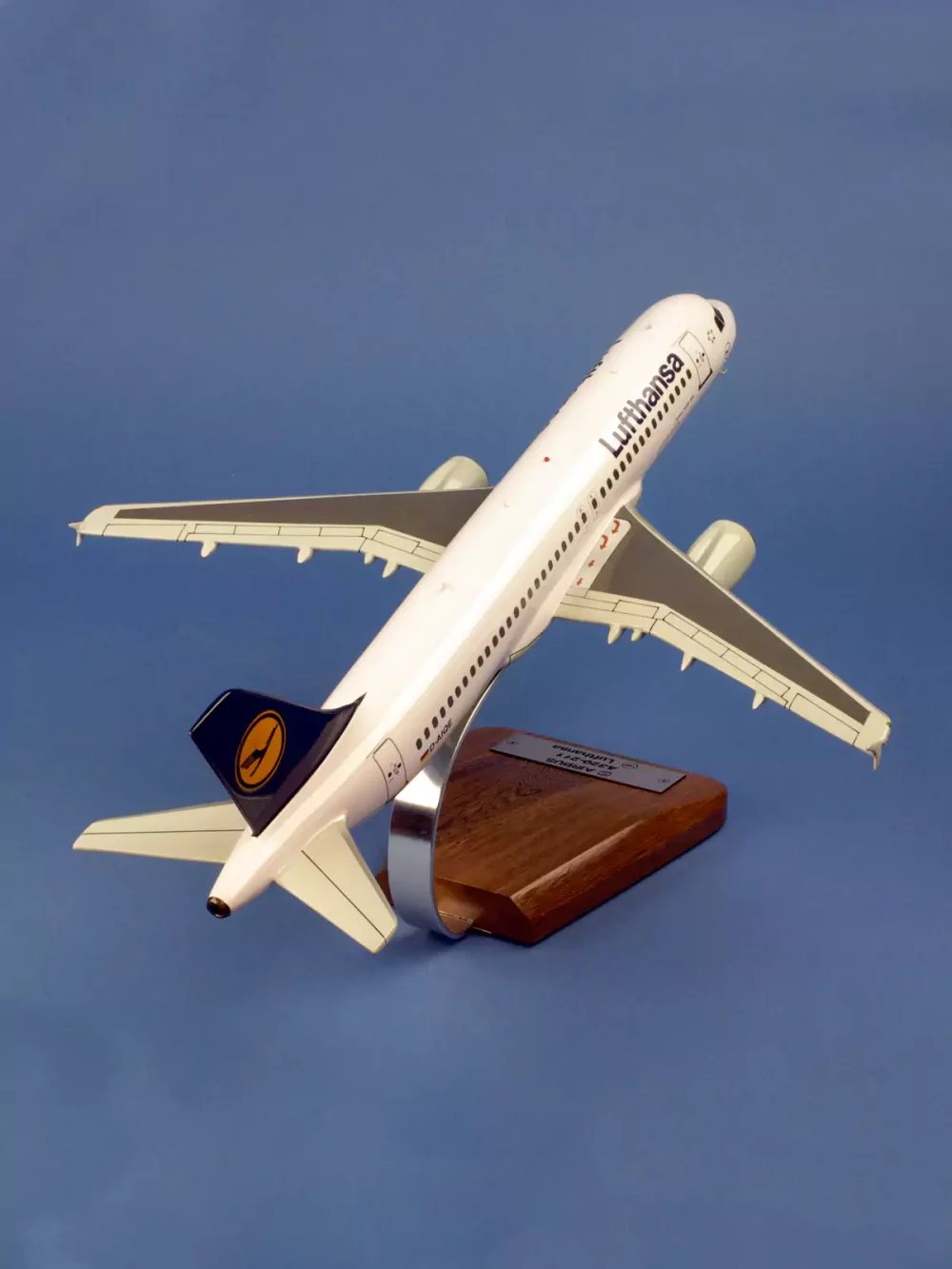 Maquette d'avion Airbus A320-200 Lufthansa . Maquette artisanale de décoration en bois massif. Sculptée et peinte à la main.