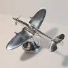 Cette reproduction du légendaire avion Spitfire en aluminium est une copie exacte de original "surnommé "d'art de tranché" de la Seconde Guerre mondiale. L'original date de 1936.