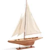 Maquette de bateau à voile «Endeavour». Construction en bois avec garniture en aluminium. Gréement et voiles détaillés.