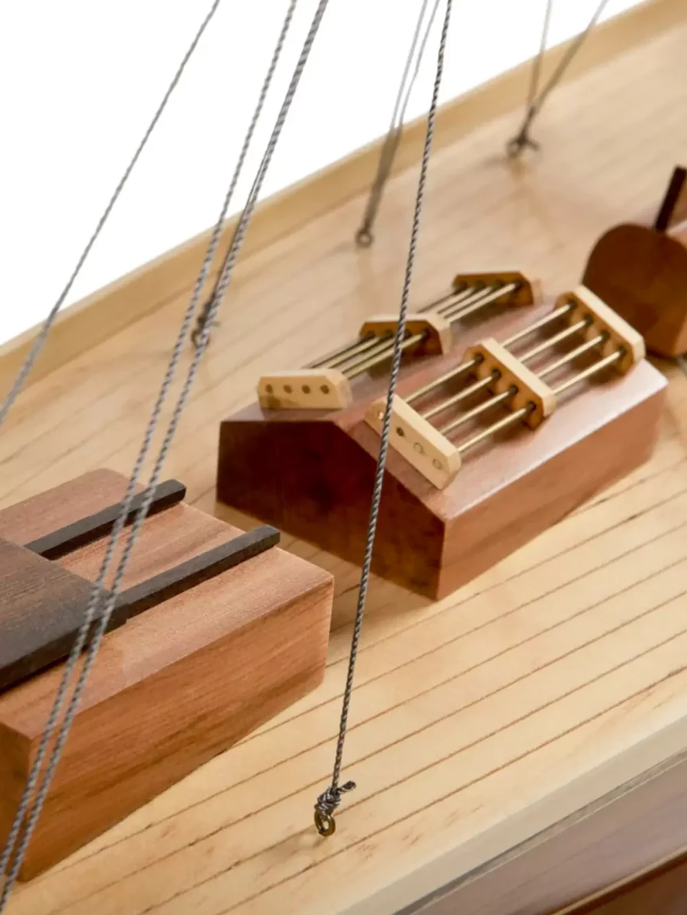 Maquette de bateau à voile «Endeavour». Construction en bois avec garniture en aluminium. Gréement et voiles détaillés.