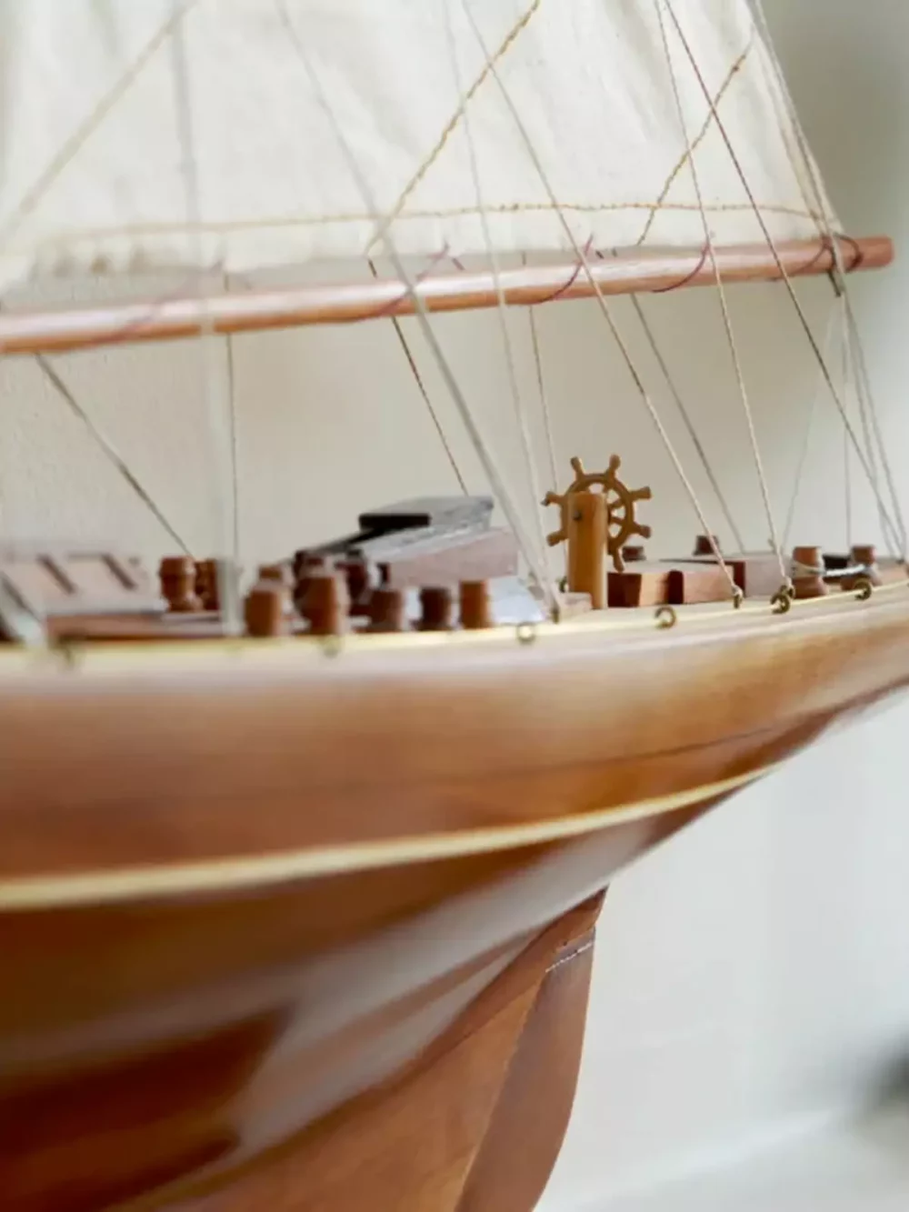 Maquette de bateau à voile «Endeavour». Construction en bois avec garniture en aluminium. Gréement et voiles détaillés.