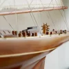 Maquette de bateau à voile «Endeavour». Construction en bois avec garniture en aluminium. Gréement et voiles détaillés.