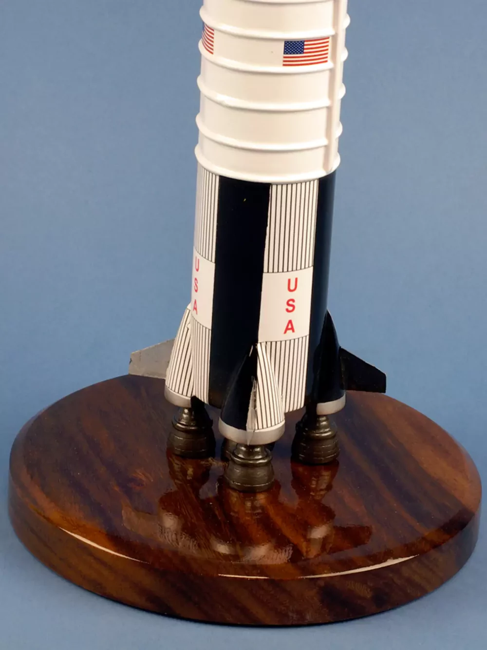 Maquette de fusée Saturn V Nasa Space rocket. Maquette artisanale de décoration en bois massif. Sculptée et peinte à la main. Fournit avec un socle en bois.