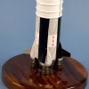 Maquette de fusée Saturn V Nasa Space rocket. Maquette artisanale de décoration en bois massif. Sculptée et peinte à la main. Fournit avec un socle en bois.