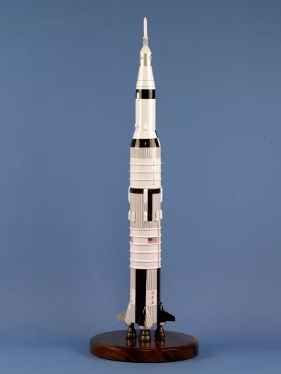 Maquette de fusée Saturn V Nasa Space rocket. Maquette artisanale de décoration en bois massif. Sculptée et peinte à la main. Fournit avec un socle en bois.