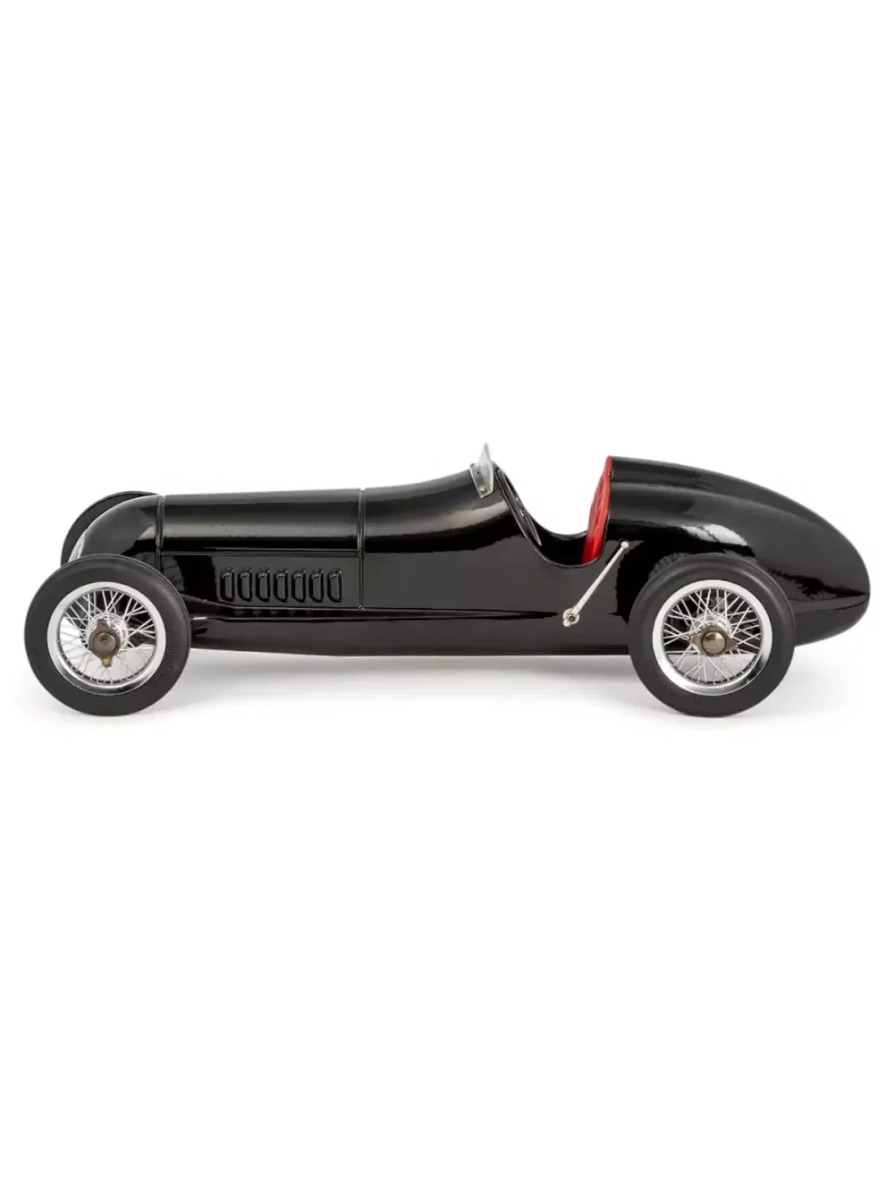 Reproduction de voiture de course des années 1930. En 1934, l'instance dirigeante internationale du sport automobile a fixé un poids maximum pour les voitures de course de Grand Prix de 750 kg, hors pneus et carburant. Les Allemands ont décidé de réduire le poids en supprimant la peinture à base de plomb exposant ainsi l'aluminium brillant.