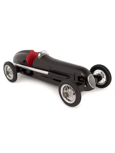 Reproduction de voiture de course des années 1930. En 1934, l'instance dirigeante internationale du sport automobile a fixé un poids maximum pour les voitures de course de Grand Prix de 750 kg, hors pneus et carburant. Les Allemands ont décidé de réduire le poids en supprimant la peinture à base de plomb exposant ainsi l'aluminium brillant.