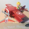 Figurine en résine et peinte à la main du petit prince en avion. Modèle de collection. Personnages imaginés par St Exupéry.