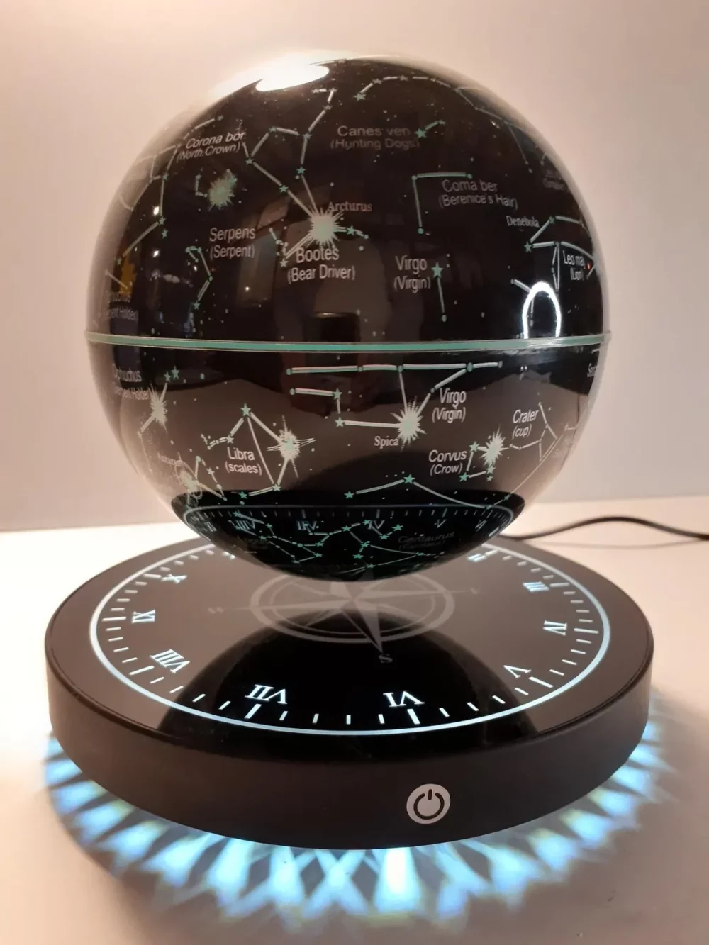 Ce globe représentant la constellation en lévitation au dessus de son socle en bois émerveillera à coup sûr ses observateurs.