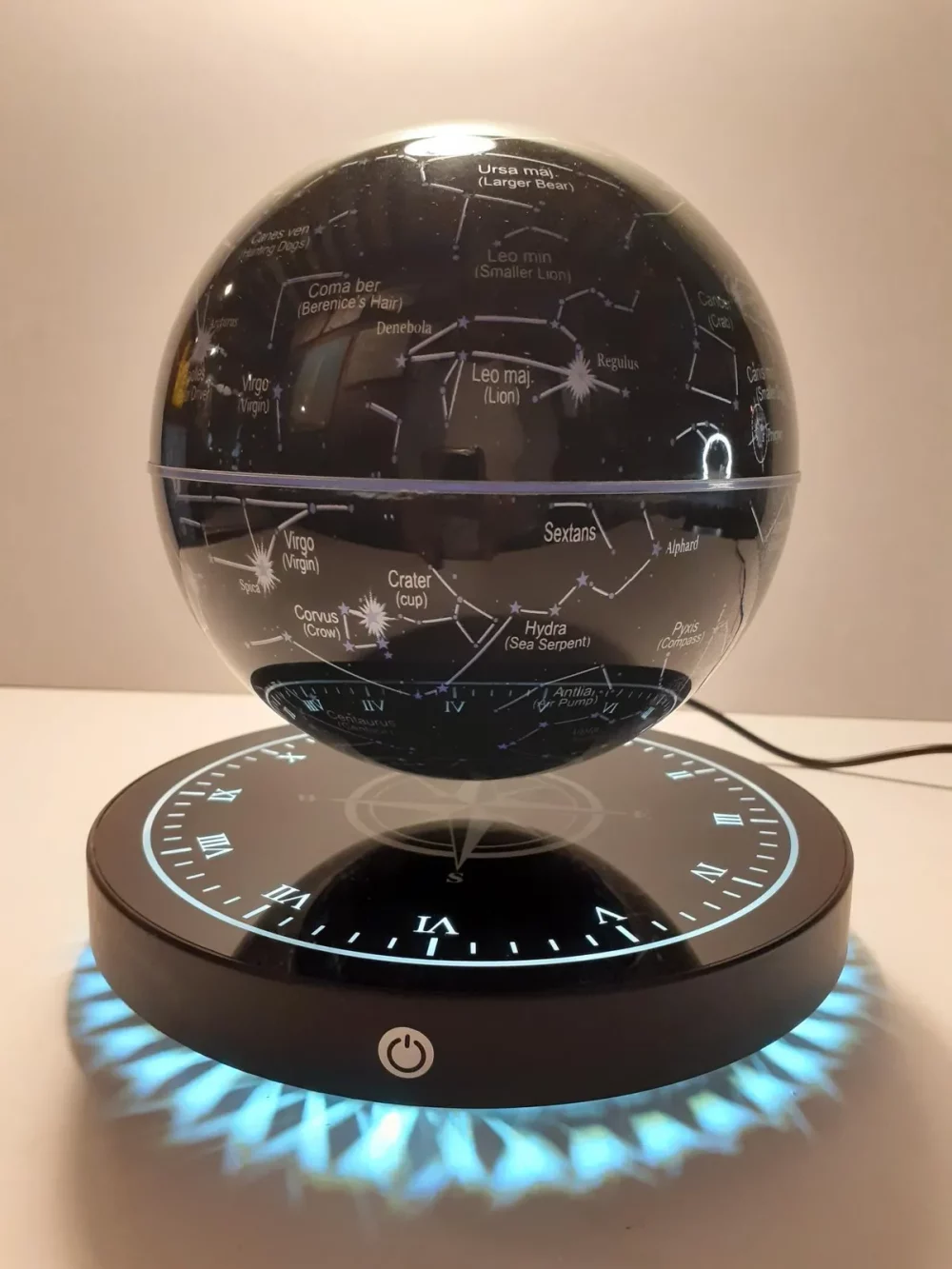 Ce globe représentant la constellation en lévitation au dessus de son socle en bois émerveillera à coup sûr ses observateurs.