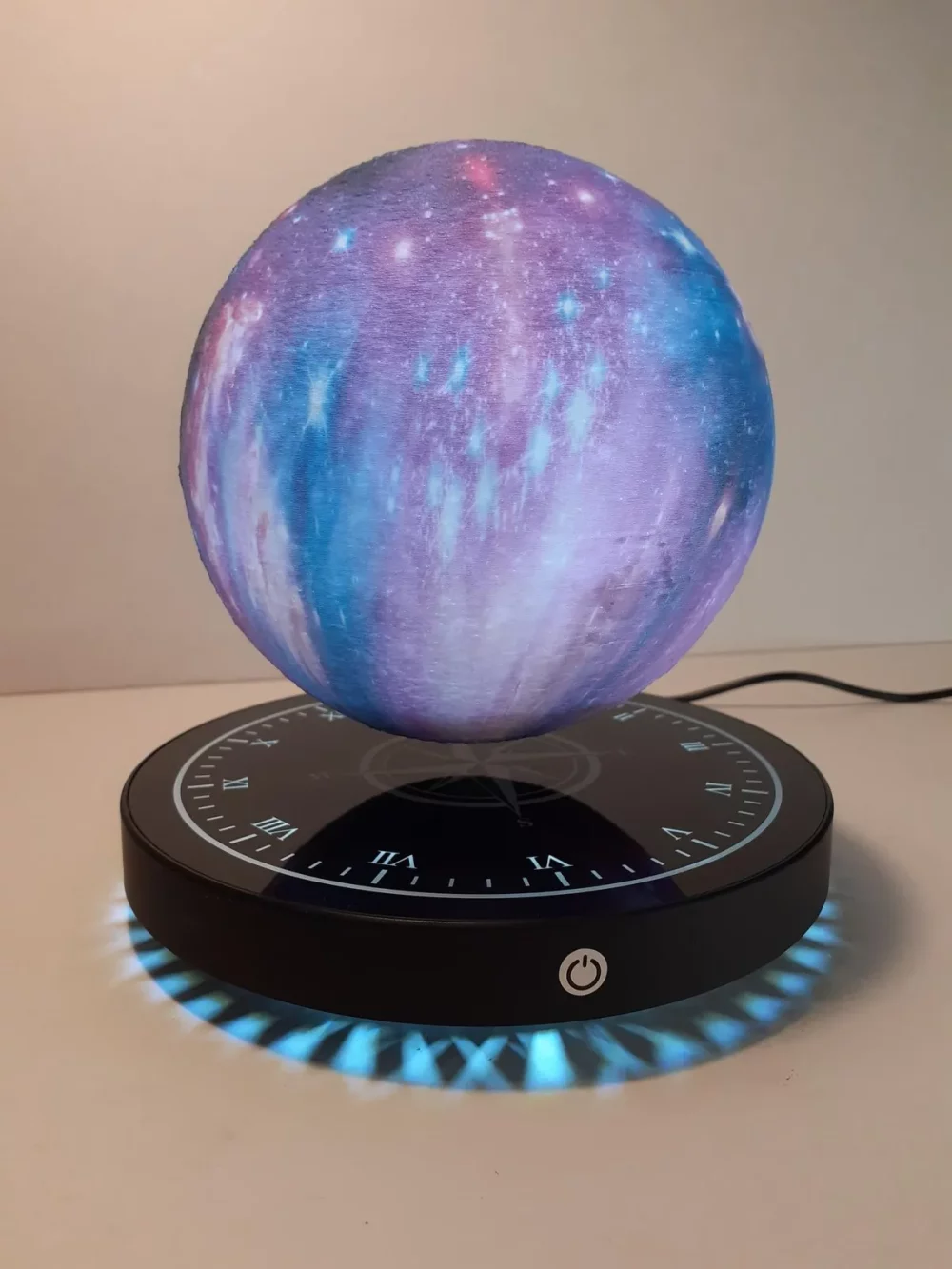 Ce globe représentant la galaxie en lévitation au-dessus de son socle avec rose des vents émerveillera à coup sûr ses observateurs.