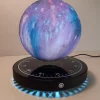 Ce globe représentant la galaxie en lévitation au-dessus de son socle avec rose des vents émerveillera à coup sûr ses observateurs.