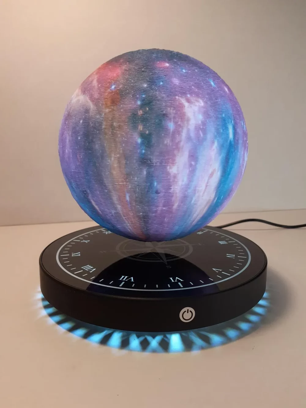 Ce globe représentant la galaxie en lévitation au-dessus de son socle avec rose des vents émerveillera à coup sûr ses observateurs.